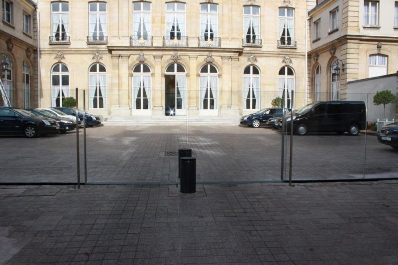 PORTAIL COULISSANT EN VERRE AVEC BORNES