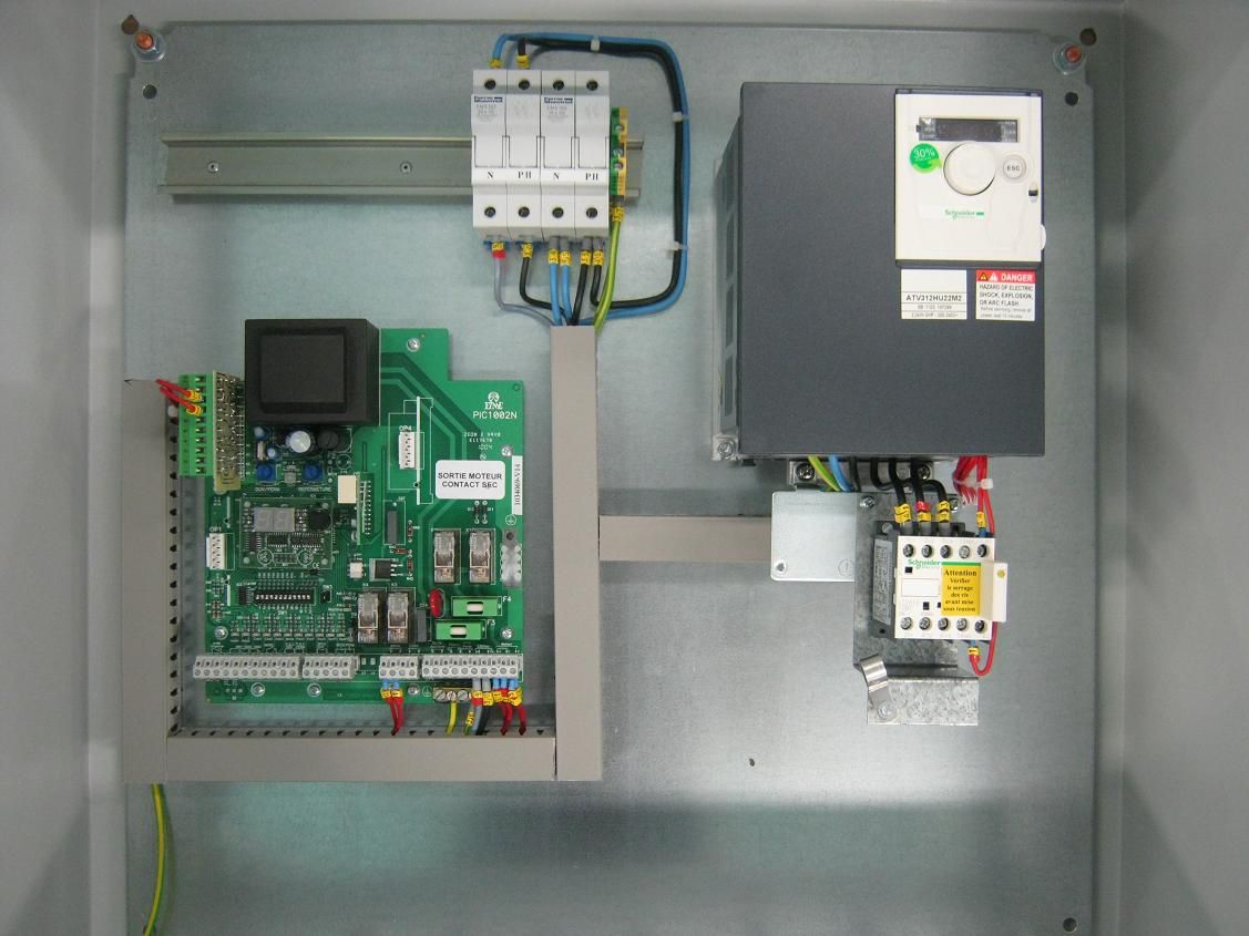 COFFRET DE COMMANDE AVEC VARIATEUR DE FREQUENCE TRI 2.2 KW